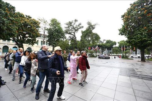 Đoàn khách du lịch quốc tế cùng tập thể dục với người dân thủ đô khu vực hồ Hoàn Kiếm (Hà Nội). Ảnh: Minh Quyết – TTXVN Đoàn khách du lịch quốc tế cùng tập thể dục với người dân thủ đô khu vực hồ Hoàn Kiếm (Hà Nội). Ảnh: Minh Quyết – TTXVN