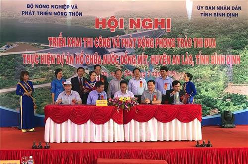 Chủ đầu tư và các đơn vị thầu thi công xây dựng hồ chứa nước Đồng Mít ký cam kết thi đua, đảm bảo đúng chất lượng, tiến độ. Ảnh: Nguyên Linh-TTXVN Chủ đầu tư và các đơn vị thầu thi công xây dựng hồ chứa nước Đồng Mít ký cam kết thi đua, đảm bảo đúng chất lượng, tiến độ. Ảnh: Nguyên Linh-TTXVN