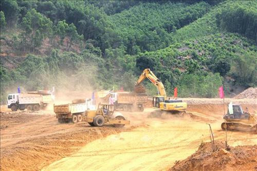 Các đơn vị thi công xây dựng thân đập công trình hồ chứa nước Đồng Mít. Ảnh: Nguyên Linh - TTXVN Các đơn vị thi công xây dựng thân đập công trình hồ chứa nước Đồng Mít. Ảnh: Nguyên Linh - TTXVN