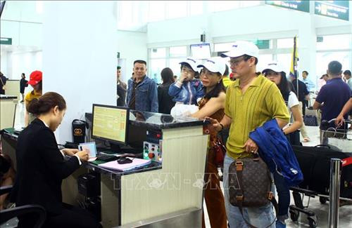 Hành khách làm thủ tục bay chuyến Vinh – Bangkok tại Nhà Ga quốc tế Cảng hàng không quốc tế Vinh. Ảnh: Tá Chuyên – TTXVN Hành khách làm thủ tục bay chuyến Vinh – Bangkok tại Nhà Ga quốc tế Cảng hàng không quốc tế Vinh. Ảnh: Tá Chuyên – TTXVN
