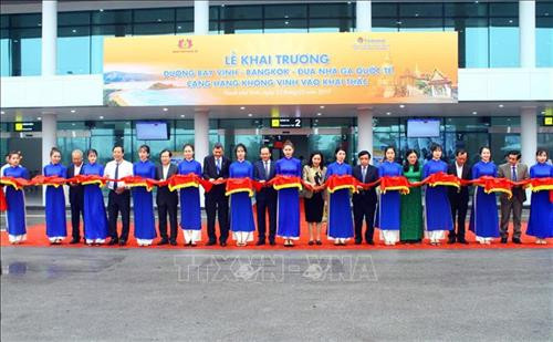 Cắt băng khai trương đường bay Vinh – Bangkok và đưa Nhà Ga quốc tế Cảng hàng không quốc tế Vinh vào khai thác. Ảnh: Tá Chuyên – TTXVN Cắt băng khai trương đường bay Vinh – Bangkok và đưa Nhà Ga quốc tế Cảng hàng không quốc tế Vinh vào khai thác. Ảnh: Tá Chuyên – TTXVN