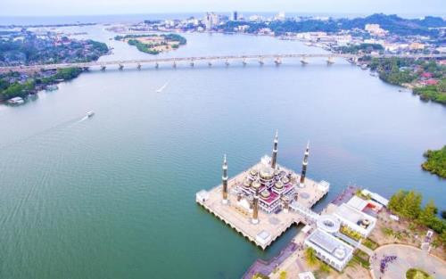 Kuala Terengganu, thủ phủ bang Terengganu, cách Kuala Lumpur 450 km về phía Đông Bắc. Thành phố biển xinh đẹp và yên bình này như một nàng tiên cá đang say ngủ bên bờ biển xanh ngắt và những bãi cát trắng tuyệt đẹp. Kuala Terengganu, thủ phủ bang Terengganu, cách Kuala Lumpur 450 km về phía Đông Bắc. Thành phố biển xinh đẹp và yên bình này như một nàng tiên cá đang say ngủ bên bờ biển xanh ngắt và những bãi cát trắng tuyệt đẹp.