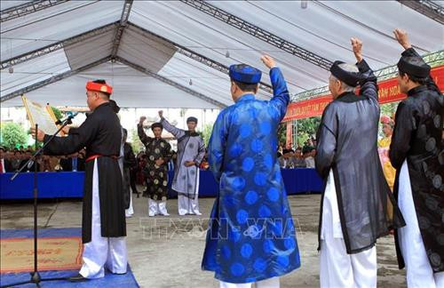 Các chức sắc trong làng uống rượu tiết "kim kê" để thực hiện lời thề. Ảnh: An Đăng - TTXVN Chủ tế làm lễ biểu thị sự quyết tâm thực hiện lời thề. Ảnh: An Đăng - TTXVN Chủ tế và các chức sắc thực hiện lời thề tại buổi lễ. Ảnh: An Đăng - TTXVN Các bô lão, chức sắc trong thôn Hoà Liễu thực hiện nghi thức thề tại Lễ hội Minh Thề. Ảnh: An Đăng - TTXVN Quang cảnh buổi Lễ Minh Thề. Ảnh: An Đăng - TTXVN