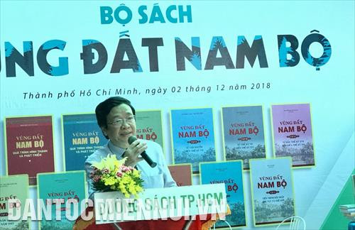 Ông Phạm Chí Thành, Tổng biên tập Nhà xuất bản chính trị quốc gia Sự thật phát biểu khai mạc chương trình giao lưu, giới thiệu bộ sách Vùng đất Nam Bộ