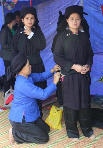 Các thiếu nữ Tày, Nùng được mẹ chuẩn bị cho những bộ trang phục truyền thống đẹp nhất để xuống chợ. Ảnh: baobackan.org.vn