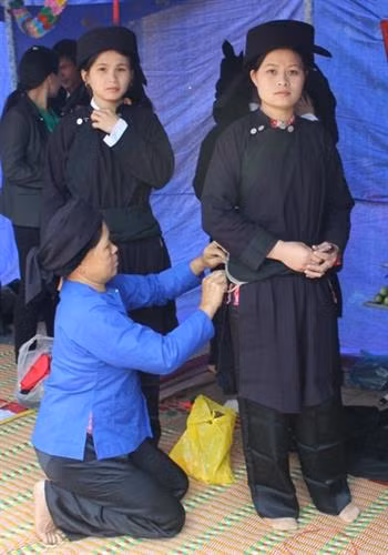 Các thiếu nữ Tày, Nùng được mẹ chuẩn bị cho những bộ trang phục truyền thống đẹp nhất để xuống chợ. Ảnh: baobackan.org.vn