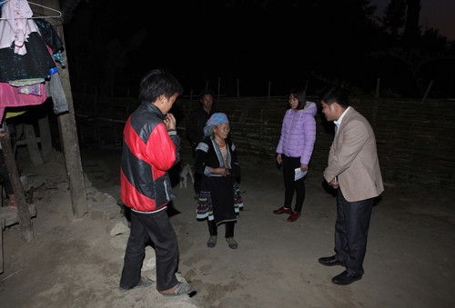 Thầy Trần Văn Duy, Hiệu trưởng Trường PTDTBT Dào San xã Dào San, huyện Phong Thổ cùng giáo viên đến một số gia đình nhưng do học sinh cùng gia đình ở trên nương nên việc vận động không đạt kết quả. Thầy Trần Văn Duy, Hiệu trưởng Trường PTDTBT Dào San xã Dào San, huyện Phong Thổ cùng giáo viên đến một số gia đình nhưng do học sinh cùng gia đình ở trên nương nên việc vận động không đạt kết quả.