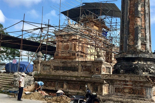 Bia Quốc học đang được trùng tu.