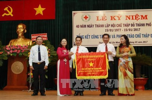 Hội Chữ thập đỏ Thành phố Hồ Chí Minh nhận cờ thi đua của UBND thành phố Hồ Chí Minh trong buổi lễ. Ảnh: Phương Vy- TTXVN. Hội Chữ thập đỏ Thành phố Hồ Chí Minh nhận cờ thi đua của UBND thành phố Hồ Chí Minh trong buổi lễ. Ảnh: Phương Vy- TTXVN.