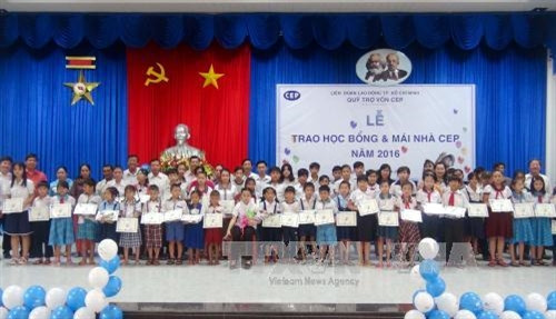 Trao học bổng cho các em học sinh nghèo của tỉnh Vĩnh Long. Ảnh: Phạm Minh Tuấn-TTXVN Trao học bổng cho các em học sinh nghèo của tỉnh Vĩnh Long. Ảnh: Phạm Minh Tuấn-TTXVN