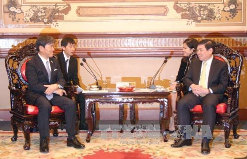 Ngày 13/01, Chủ tịch UBND Thành phố Hồ Chí Minh Nguyễn Thành Phong tiếp Đoàn công tác Hội đồng các chính quyền địa phương Nhật Bản về Quan hệ quốc tế (CLAIR), do ông Tamotsu Okamoto, Chủ tịch Hội đồng dẫn đầu. Ảnh: Tiến Lực-TTXVN Ngày 13/01, Chủ tịch UBND Thành phố Hồ Chí Minh Nguyễn Thành Phong tiếp Đoàn công tác Hội đồng các chính quyền địa phương Nhật Bản về Quan hệ quốc tế (CLAIR), do ông Tamotsu Okamoto, Chủ tịch Hội đồng dẫn đầu. Ảnh: Tiến Lực-TTXVN