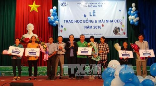 Ngày 05/08/2016, tại TP.Cao Lãnh, Quỹ Trợ vốn cho người lao động nghèo tự tạo việc làm (Quỹ CEP) tổ chức lễ trao học bổng cho học sinh và trao “Mái nhà CEP” năm 2016. 120 suất học bổng được trao cho học sinh có hoàn cảnh khó khăn vượt khó học giỏi (trị giá từ 1 triệu - 2,5 triệu đồng/suất), hơn 860 phần quà cho học sinh.Trong ảnh: Trao kinh phí xây dựng nhà tình thương cho hộ nghèo. Ảnh: Huỳnh Phúc Hậu - TTXVN Ngày 05/08/2016, tại TP.Cao Lãnh, Quỹ Trợ vốn cho người lao động nghèo tự tạo việc làm (Quỹ CEP) tổ chức lễ trao học bổng cho học sinh và trao “Mái nhà CEP” năm 2016. 120 suất học bổng được trao cho học sinh có hoàn cảnh khó khăn vượt khó học giỏi (trị giá từ 1 triệu - 2,5 triệu đồng/suất), hơn 860 phần quà cho học sinh.Trong ảnh: Trao kinh phí xây dựng nhà tình thương cho hộ nghèo. Ảnh: Huỳnh Phúc Hậu - TTXVN
