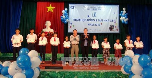 Trao học bổng cho học sinh nghèo. Ảnh: Huỳnh Phúc Hậu - TTXVN Trao học bổng cho học sinh nghèo. Ảnh: Huỳnh Phúc Hậu - TTXVN