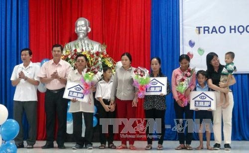 Ngày 12/08/2016, tại thành phố Vĩnh Long, Quỹ trợ vốn cho người lao động nghèo tự tạo việc làm (CEP) thuộc Liên đoàn Lao động Thành phố Hồ Chí Minh tổ chức trao 50 suất học bổng cho học sinh từ cấp tiểu học đến cấp trung học phổ thông là con em của các gia đình nghèo, gia đình có hoàn cảnh đặc biệt khó khăn của tỉnh Vĩnh Long, mỗi suất học bổng từ 1,5 triệu- đến 2,5 triệu đồng. Ngoài ra, Quỹ trợ vốn CEP cũng trao biểu trưng hỗ trợ xây mới 2 căn nhà CEP trị giá 110 triệu đồng và hỗ trợ sửa chữa 1 căn nhà trị giá 20 triệu đồng cho các gia đình lao động nghèo là thành viên Quỹ trợ vốn CEP tại tỉnh. Trong ảnh: Trao biểu trưng hỗ trợ xây dựng nhà tình thương cho hộ nghèo của tỉnh Vĩnh Long. Ảnh: Phạm Minh Tuấn-TTXVN Ngày 12/08/2016, tại thành phố Vĩnh Long, Quỹ trợ vốn cho người lao động nghèo tự tạo việc làm (CEP) thuộc Liên đoàn Lao động Thành phố Hồ Chí Minh tổ chức trao 50 suất học bổng cho học sinh từ cấp tiểu học đến cấp trung học phổ thông là con em của các gia đình nghèo, gia đình có hoàn cảnh đặc biệt khó khăn của tỉnh Vĩnh Long, mỗi suất học bổng từ 1,5 triệu- đến 2,5 triệu đồng. Ngoài ra, Quỹ trợ vốn CEP cũng trao biểu trưng hỗ trợ xây mới 2 căn nhà CEP trị giá 110 triệu đồng và hỗ trợ sửa chữa 1 căn nhà trị giá 20 triệu đồng cho các gia đình lao động nghèo là thành viên Quỹ trợ vốn CEP tại tỉnh. Trong ảnh: Trao biểu trưng hỗ trợ xây dựng nhà tình thương cho hộ nghèo của tỉnh Vĩnh Long. Ảnh: Phạm Minh Tuấn-TTXVN