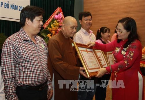 Bà Nguyễn Thị Lệ, Trưởng Ban Dân Vận Thành ủy Thành phố Hồ Chí Minh trao bằng khen của UBND thành phố Hồ Chí Minh cho các cá nhân có nhiều thành tích trong buổi lễ. Ảnh: Phương Vy- TTXVN. Bà Nguyễn Thị Lệ, Trưởng Ban Dân Vận Thành ủy Thành phố Hồ Chí Minh trao bằng khen của UBND thành phố Hồ Chí Minh cho các cá nhân có nhiều thành tích trong buổi lễ. Ảnh: Phương Vy- TTXVN.