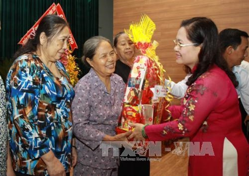 Bà Nguyễn Thị Lệ, Trưởng Ban Dân Vận Thành ủy thành phố Hồ Chí Minh trao quà cho các nạn nhân và gia đình nạn nhân chất độc da cam. Ảnh: Phương Vy- TTXVN Bà Nguyễn Thị Lệ, Trưởng Ban Dân Vận Thành ủy thành phố Hồ Chí Minh trao quà cho các nạn nhân và gia đình nạn nhân chất độc da cam. Ảnh: Phương Vy- TTXVN