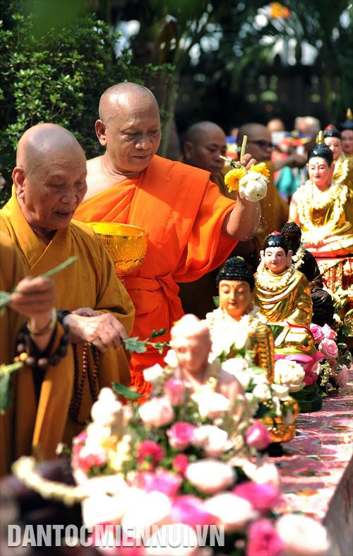 Hòa thượng Danh Lung, Trụ trì chùa Chantarănsây (bìa phải) thực hiện nghi thức tắm phật. Ảnh: An Hiếu Hòa thượng Danh Lung, Trụ trì chùa Chantarănsây (bìa phải) thực hiện nghi thức tắm phật. Ảnh: An Hiếu