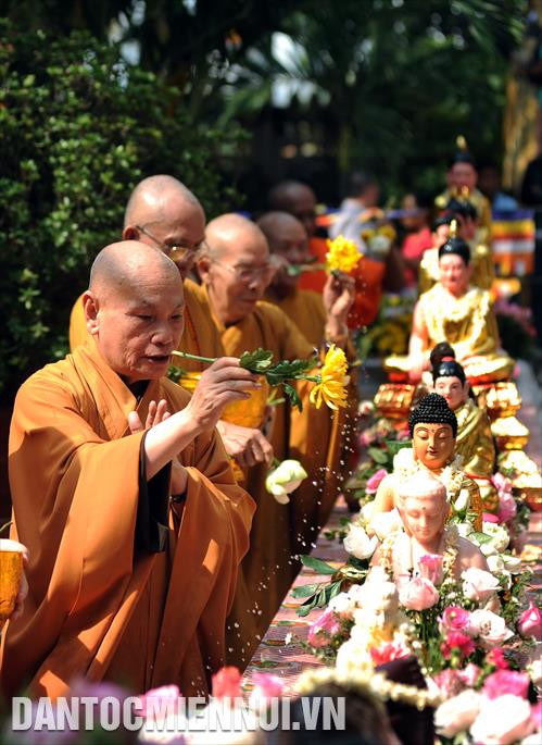 Hòa thượng Thích Thiện Nhơn, Chủ tịch Hội đồng Trị sự Trung ương Giáo hội Phật Giáo Việt Nam thực hiện nghi thức tắm Phật tại chùa Chantarăngsây. Ảnh: An Hiếu Hòa thượng Thích Thiện Nhơn, Chủ tịch Hội đồng Trị sự Trung ương Giáo hội Phật Giáo Việt Nam thực hiện nghi thức tắm Phật tại chùa Chantarăngsây. Ảnh: An Hiếu