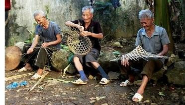 Các cụ ông xóm Cốc Coóc, xã Tự Do đan nón lá.