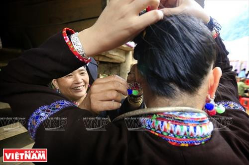 Người Lự và nét thời trang hiện đại trong trang phục truyền thống ảnh 8 Người Lự và nét thời trang hiện đại trong trang phục truyền thống ảnh 8