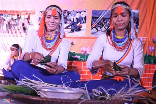 Bản làng thanh bình ở thôn Thọ An, xã Bình An, huyện Bình Sơn (Quảng Ngãi), nơi có làng bích họa độc đáo giữa rừng núi hoang sơ. Nhằm tạo điểm nhấn phát triển du lịch, góp phần cải thiện cuộc sống người dân, huyện Bình Sơn mời nhóm họa sĩ về đi thực địa lấy cảm hứng sáng tác tranh 3D phát sáng ca ngợi tình yêu thiên nhiên, vẻ đẹp truyền thống của đồng bào Cor ở xã Bình An. Bức tranh 3D phát sáng tái hiện không gian hoang sơ thác Tuyền Tung trên bức tường nhà văn hóa thôn Thọ An. Voọc chà vá chân nâu, loài linh trưởng quý hiếm cùng sóc, chim, bướm muôn màu tạo nên bức tranh sống động ở bản làng Bình An. Hoa văn tinh xảo, màu sắc tuyệt đẹp trên cây nêu trong ngày Tết ngã rạ (mừng lúa mới) ở xã Bình An. "Chúng tôi về đây đi khảo sát các dòng suối, ngọn thác, cỏ hoa, chim thú...giữa núi rừng. Anh em ăn ở với dân làng nhiều ngày để lấy cảm hứng vẽ tranh 3D phát sáng tái hiện khung cảnh thiên nhiên hoang sơ và nét đẹp văn hóa truyền thống của đồng bào Cor nơi đây", ông Nguyễn Thanh Tuyên, Trưởng nhóm họa sĩ cho biết. Theo các họa sĩ, dù vùng đất Bình An còn nhiều nghèo khó nhưng đồng bào Cor luôn trân trọng gìn giữ giá trị văn hóa truyền thống, ý thức bảo tồn thiên nhiên núi rừng hoang sơ cho đời sau. Trong ảnh: Phụ nữ Cor gói bánh đót mừng ngày Tết ngã rạ. Ông Tuyên cho rằng, sinh hoạt, giao lưu múa cồng chiêng cùng đồng bào Cor, nhóm họa sĩ đã có nhiều cung bậc cảm xúc đặc biệt về tấm lòng nồng hậu, mộc mạc của dân làng Thọ An. "Đây là chất xúc tác tuyệt vời để chúng tôi hoàn thành những bức tranh thiên nhiên, hồn người sâu lắng giữa núi rừng này", nam họa sĩ tâm sự. Đồng bào dân tộc Cor trong trang phục truyền thống biểu diễn cồng chiêng giữa núi rừng được tái hiện sinh động trên tranh 3D phát sáng ở Thọ An. Các họa sĩ đang hoàn thành bức tranh về khu vườn hoa mai anh đào trên tường nhà dân. Cánh đồng hoa oải hương - Lavender, một trong những loại hoa rất nổi tiếng trên thế giới, đặc biệt là những cánh đồng hoa ở Pháp. Sắc hoa oải hương tím thể hiện tình yêu chung thủy được giới trẻ Việt Nam ưa thích được vẽ trên tường nhà dân nơi đây. Cánh đồng hoa cải nhuộm vàng trên thảo nguyên được tái hiện sống động trên tường nhà dân ở Bình An. Họa sĩ Đỗ Thị Hồng Liên (ngụ TP.HCM), chia sẻ những bức tranh tập trung vào chủ đề cảnh đẹp hoang sơ, hoang dã nơi đây. "Chúng tôi đi khảo sát, ghi lại hình ảnh thực tế 100% trên núi rừng để chuyển tải vào tranh. Nhóm họa sĩ hy vọng những bức tranh 3D phát sáng giới thiệu về phong cảnh thiên nhiên, nét đẹp văn hóa truyền thống của vùng đất này đến với du khách gần, xa ", chị Liên thổ lộ. Những đứa trẻ hồn nhiên bên bức họa 3D phát sáng. Trao đổi với Zing.vn, ông Lý Thọ, Phó chủ tịch UBND huyện Bình Sơn, cho biết địa phương mong muốn mở ra cầu nối đưa du khách đến vùng đất nổi tiếng Thọ An. Do vậy, huyện đã mời nhóm họa sĩ về đây đi khảo sát, tái hiện khung cảnh thiên nhiên hoang sơ, núi rừng lên tranh tạo thêm sản phẩm du lịch. Bức tranh câu cá bên suối Lò To ở thôn Thọ An, xã Bình An. "Địa phương cũng đã lập kế hoạch trồng các loài hoa mai anh đào, phượng tím...; đồng thời phục dựng lại nhà dài (nhà sàn đặc trưng đồng bào Cor), không gian văn hóa cồng chiêng kết nối với tour trải nghiệm tắm suối, thác thúc đẩy phát triển du lịch góp phần cải thiện thu nhập cho người dân nơi đây", ông Thọ nói.