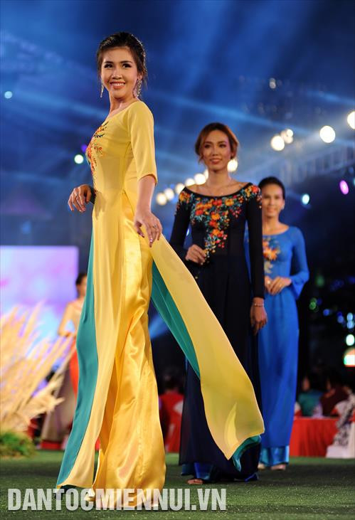 Các bộ sưu tập áo dài "Bản hòa ca mùa xuân" của nghệ nhân Lan Hương; "Dịu dàng sắc xuân" của nhà thiết kế Thuận Việt; "Thế giới như tôi thấy" của nhà thiết kế Đỗ Trịnh Hoài Nam; "Cô Bông Sài Gòn" của nhà thiết kế Minh Châu...