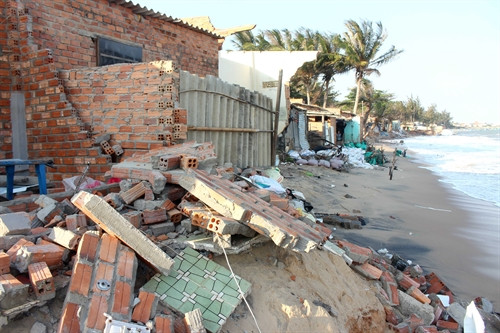 Nhiều nhà cửa của người dân bị đổ sập do triều cường và sóng biển dâng cao. Nhiều nhà cửa của người dân bị đổ sập do triều cường và sóng biển dâng cao.