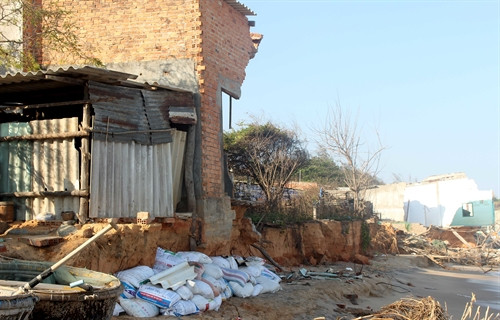 Nhiều hộ gia đình dùng bao cát ngăn chặn sóng biển đánh vào chân móng nhà nhưng không hiệu quả. Nhiều hộ gia đình dùng bao cát ngăn chặn sóng biển đánh vào chân móng nhà nhưng không hiệu quả.