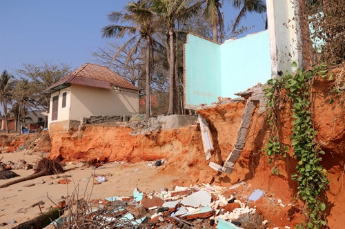 Những dãy nhà sát biển còn lại không ai dám ngủ lại vào ban đêm vì có thể sập bất cứ lúc nào. Những dãy nhà sát biển còn lại không ai dám ngủ lại vào ban đêm vì có thể sập bất cứ lúc nào.