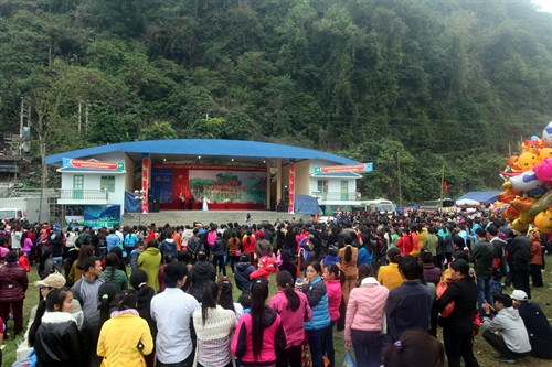 Lễ hội thu hút rất đông du khách tới dự.