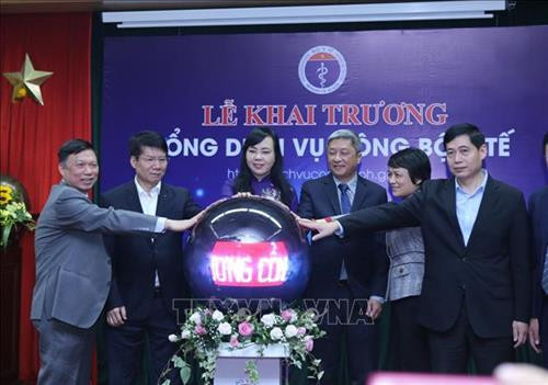 Bộ trưởng Bộ Y tế Nguyễn Thị Kim Tiến và các đại biểu trong Lễ khai trương Cổng dịch vụ công. Ảnh: Danh Lam - TTXVN Bộ trưởng Bộ Y tế Nguyễn Thị Kim Tiến và các đại biểu trong Lễ khai trương Cổng dịch vụ công. Ảnh: Danh Lam - TTXVN