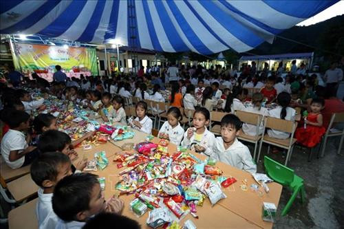 Các em học sinh phá cỗ vui tết Trung thu. Ảnh: Phan Tuấn Anh – TTXVN Các em học sinh phá cỗ vui tết Trung thu. Ảnh: Phan Tuấn Anh – TTXVN