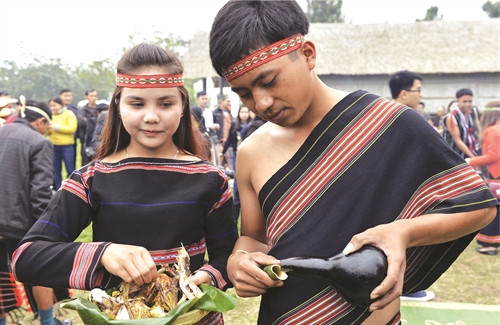 Đôi vợ chồng trẻ trao nhau chén rượu nồng Đôi vợ chồng trẻ trao nhau chén rượu nồng