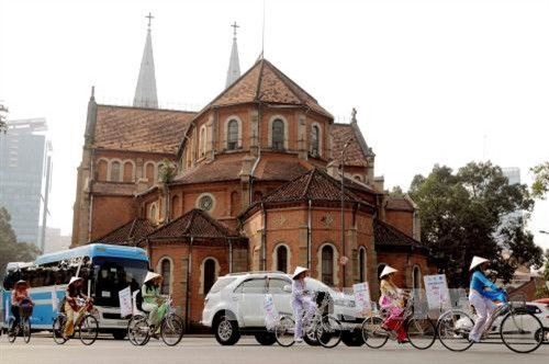 Hành trình xe đạp “Năng động áo dài” trên các tuyến đường trung tâm góp phần tuyên truyền “Chung tay vì ngành Du lịch, mỗi người dân là một hướng dẫn viên du lịch”. Ảnh: An Hiếu – TTXVN