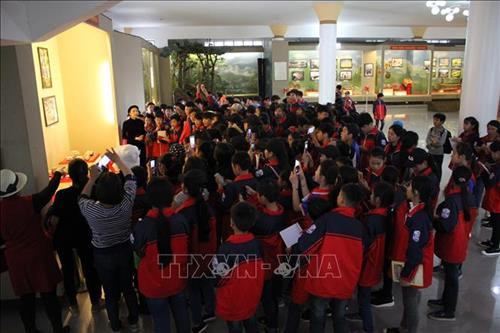 Các em học sinh nghe thuyết minh tại Bảo tàng tỉnh Lạng Sơn. Ảnh: TTXVN phát Các em học sinh nghe thuyết minh tại Bảo tàng tỉnh Lạng Sơn. Ảnh: TTXVN phát