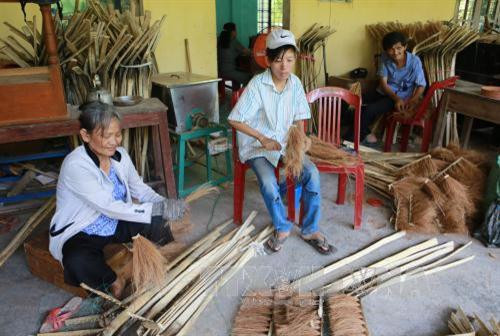 Hội viên người mù ở huyện Phú Vang làm chổi đót tại cơ sở dạy nghề của Hội người mù huyện. Ảnh: Hồ Cầu-TTXVN Hội viên người mù ở huyện Phú Vang làm chổi đót tại cơ sở dạy nghề của Hội người mù huyện. Ảnh: Hồ Cầu-TTXVN