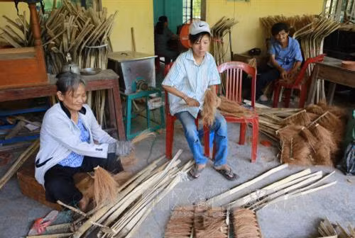 Hội viên người mù ở huyện Phú Vang làm chổi đót tại cơ sở dạy nghề của Hội người mù huyện. Ảnh: Hồ Cầu-TTXVN