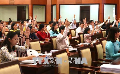 Các đại biểu thông qua Nghị quyết về công tác quản lý và sử dụng tài nguyên đất trên địa bàn Thành phố Hồ Chí Minh. Ảnh: Trần Xuân Tình - TTXVN Các đại biểu thông qua Nghị quyết về công tác quản lý và sử dụng tài nguyên đất trên địa bàn Thành phố Hồ Chí Minh. Ảnh: Trần Xuân Tình - TTXVN