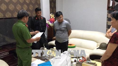 Nhiều đối tượng tham gia đường dây đánh bạc bị Công an bắt giữ khẩn cấp. Ảnh: TTXVN phát