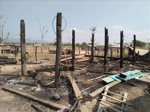 Vụ hỏa hoạn do chập điện khiến nhà anh Rơ Ô Đông, buôn Chik, xã Ia Rsai, huyện Krông Pa cháy trụi. Ảnh: Hồng Điệp - TTXVN