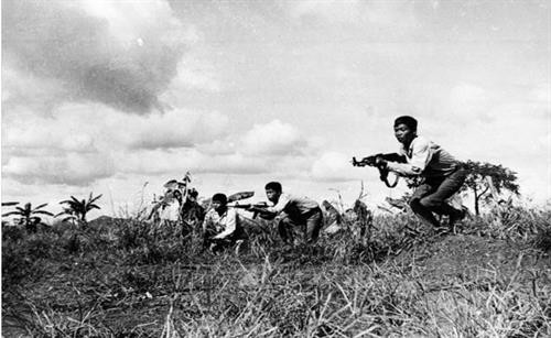 Lực lượng vũ trang cách mạng Campuchia và bộ đội tình nguyện Việt Nam phối hợp tập luyện nâng cao kỹ thuật chiến đấu. Ảnh: TTXVN Lực lượng vũ trang cách mạng Campuchia và bộ đội tình nguyện Việt Nam phối hợp tập luyện nâng cao kỹ thuật chiến đấu. Ảnh: TTXVN