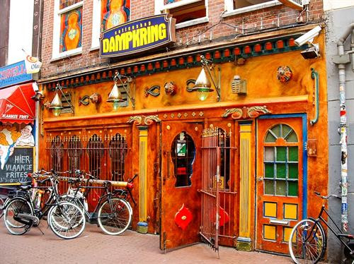 4: Là số mét mà Schiphol - sân bay Amsterdam - nằm dưới mực nước biển. Ảnh: NACO. 165: Là tổng số kênh đào ở Amsterdam với tổng chiều dài lên tới khoảng 100 km. Trong đó, khu vực kênh được đào từ thế kỷ 17 ở Singelracht đã trở thành Di sản Thế giới của UNESCO vào năm 2010. Ảnh: Thewallpaper. 1.281: Đó là tất cả số cầu ở Amsterdam, trong đó 80 cầu nằm trong trung tâm thành phố. Magere Brug - còn được gọi là cầu Skinny - là cây cầu nổi tiếng nhất. Ngoài ra, nơi kênh đào Reguliersgracht và Herengracht giao nhau chính là cầu Bridge of 15 Bridges. Nếu tìm được vị trí lý tưởng, đặc biệt vào ban đêm, bạn có thể nhìn thấy những nhịp cầu có 15 mái vòm được chiếu sáng lung linh. Ảnh: Traveltipy. 1.515: Là số lượng quán bar và cà phê ở Amsterdam. Đây là thiên đường dành cho những người mê bia Heineken. Ảnh: Panoramio. 2.500: Amsterdam có khoảng 2.500 nhà thuyền neo đậu trên khắp các con kênh. Hầu hết trong số đó là nơi cư trú của người dân, một số khác dành sẵn cho du khách. Đáng chú ý, có cả một nhà thuyền chỉ dành riêng cho mèo, đó là De Poezenboot trên kênh Singel. Ảnh: Hotel Cornelisz. 25.000: Hàng năm, có khoảng 25.000 chiếc xe đạp kết thúc “cuộc đời” mình ở các kênh đào của Amsterdam. Vì thế, ở đây cũng đã xuất hiện một nghề khá độc: nghề vớt xe đạp. Theo một thợ “câu” xe đạp ở Amsterdam, khoảng 20% số xe “cuốn theo chiều gió”, 80% còn lại là do người dân cố tình ném xuống. Ảnh: Dutchamsterdam. 881.000: Thật lạ là trong khi cư dân thành phố chỉ có khoảng 799.400 người, Amsterdam có đến khoảng 881.000 chiếc xe đạp. Một số ước tính cho biết cứ mỗi năm lại có khoảng 100.000 chiếc xe bị mất cắp. Đây cũng là thứ bị mất trộm nhiều nhất tại thủ đô Hà Lan mà không phải tiền bạc hay tài sản vĩ đại gì khác. Ảnh: Michell Zappa/Flickr . 11.000.000: Là số lượng trụ gỗ ước tính nâng đỡ cho các tòa nhà ở Amsterdam. Mọi cấu trúc trong thành phố đều sử dụng những trụ gỗ dài từ 15-20 mét chôn xuyên qua bùn và cố định trong một lớp cát dày trung bình 11 m. Một ngôi nhà điển hình ở đây thường có khoảng 10 cây gỗ giúp bảo vệ nó khỏi lớp bùn lầy, trong khi nhà ga trung tâm Central Station phải cần đến gần 9.000 trụ. Ảnh: Erik Tjallinks/Flickr. 20.000.000: Là lượng khách hàng năm tới thăm Amsterdam, nhiều gấp khoảng 20 lần dân số địa phương. May mắn thay, bạn vẫn có thể tìm thấy cho mình những nơi yên tĩnh để thư giãn. Ảnh: National Geographic. 4: Là số mét mà Schiphol - sân bay Amsterdam - nằm dưới mực nước biển. Ảnh: NACO. 165: Là tổng số kênh đào ở Amsterdam với tổng chiều dài lên tới khoảng 100 km. Trong đó, khu vực kênh được đào từ thế kỷ 17 ở Singelracht đã trở thành Di sản Thế giới của UNESCO vào năm 2010. Ảnh: Thewallpaper. 1.281: Đó là tất cả số cầu ở Amsterdam, trong đó 80 cầu nằm trong trung tâm thành phố. Magere Brug - còn được gọi là cầu Skinny - là cây cầu nổi tiếng nhất. Ngoài ra, nơi kênh đào Reguliersgracht và Herengracht giao nhau chính là cầu Bridge of 15 Bridges. Nếu tìm được vị trí lý tưởng, đặc biệt vào ban đêm, bạn có thể nhìn thấy những nhịp cầu có 15 mái vòm được chiếu sáng lung linh. Ảnh: Traveltipy. 1.515: Là số lượng quán bar và cà phê ở Amsterdam. Đây là thiên đường dành cho những người mê bia Heineken. Ảnh: Panoramio. 2.500: Amsterdam có khoảng 2.500 nhà thuyền neo đậu trên khắp các con kênh. Hầu hết trong số đó là nơi cư trú của người dân, một số khác dành sẵn cho du khách. Đáng chú ý, có cả một nhà thuyền chỉ dành riêng cho mèo, đó là De Poezenboot trên kênh Singel. Ảnh: Hotel Cornelisz. 25.000: Hàng năm, có khoảng 25.000 chiếc xe đạp kết thúc “cuộc đời” mình ở các kênh đào của Amsterdam. Vì thế, ở đây cũng đã xuất hiện một nghề khá độc: nghề vớt xe đạp. Theo một thợ “câu” xe đạp ở Amsterdam, khoảng 20% số xe “cuốn theo chiều gió”, 80% còn lại là do người dân cố tình ném xuống. Ảnh: Dutchamsterdam. 881.000: Thật lạ là trong khi cư dân thành phố chỉ có khoảng 799.400 người, Amsterdam có đến khoảng 881.000 chiếc xe đạp. Một số ước tính cho biết cứ mỗi năm lại có khoảng 100.000 chiếc xe bị mất cắp. Đây cũng là thứ bị mất trộm nhiều nhất tại thủ đô Hà Lan mà không phải tiền bạc hay tài sản vĩ đại gì khác. Ảnh: Michell Zappa/Flickr . 11.000.000: Là số lượng trụ gỗ ước tính nâng đỡ cho các tòa nhà ở Amsterdam. Mọi cấu trúc trong thành phố đều sử dụng những trụ gỗ dài từ 15-20 mét chôn xuyên qua bùn và cố định trong một lớp cát dày trung bình 11 m. Một ngôi nhà điển hình ở đây thường có khoảng 10 cây gỗ giúp bảo vệ nó khỏi lớp bùn lầy, trong khi nhà ga trung tâm Central Station phải cần đến gần 9.000 trụ. Ảnh: Erik Tjallinks/Flickr. 20.000.000: Là lượng khách hàng năm tới thăm Amsterdam, nhiều gấp khoảng 20 lần dân số địa phương. May mắn thay, bạn vẫn có thể tìm thấy cho mình những nơi yên tĩnh để thư giãn. Ảnh: National Geographic.