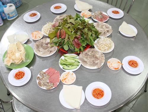 Món đặc sản Tây Ninh bánh tráng cuốn thịt luộc không thể thiếu rau rừng. Ảnh: baotayninh.vn