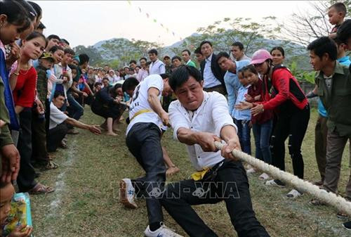 Du khách cùng người dân địa phương tham gia chơi Trống và Chiêng. Ảnh: Quý Trung – TTXVN Môn thi đẩy gậy tại lễ hội. Ảnh: Quý Trung - TTXVN Phần thi môn kéo co tại lễ hội. Ảnh: Quý Trung - TTXVN Các đội trình bày phần thi ẩm thực với các món ăn dân tộc. Ảnh: Quý Trung – TTXVN Ban tổ chức chấm thi ở nội dung ẩm thực của các xã tham dự tại lễ hội. Ảnh: Quý Trung – TTXVN Các vận động viên tham gia thi trò chơi Tó Má Lẹ, một trong những trò chơi dân gian dành cho nữ. Ảnh: Quý Trung - TTXVN Môn thi đẩy gậy tại lễ hội. Ảnh: Quý Trung - TTXVN Phần thi môn kéo co của các vận động viên của các xã tham dự. Ảnh: Quý Trung - TTXVN Du khách cùng người dân địa phương tham gia chơi Trống và Chiêng. Ảnh: Quý Trung – TTXVN Môn thi đẩy gậy tại lễ hội. Ảnh: Quý Trung - TTXVN Phần thi môn kéo co tại lễ hội. Ảnh: Quý Trung - TTXVN Các đội trình bày phần thi ẩm thực với các món ăn dân tộc. Ảnh: Quý Trung – TTXVN Ban tổ chức chấm thi ở nội dung ẩm thực của các xã tham dự tại lễ hội. Ảnh: Quý Trung – TTXVN Các vận động viên tham gia thi trò chơi Tó Má Lẹ, một trong những trò chơi dân gian dành cho nữ. Ảnh: Quý Trung - TTXVN Môn thi đẩy gậy tại lễ hội. Ảnh: Quý Trung - TTXVN Phần thi môn kéo co của các vận động viên của các xã tham dự. Ảnh: Quý Trung - TTXVN