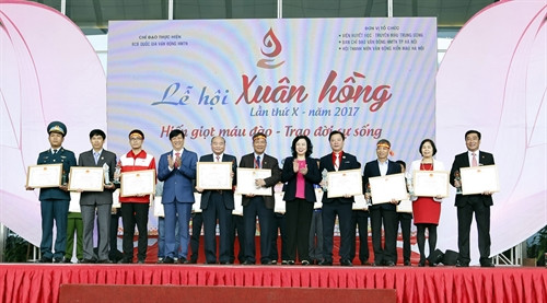 Thứ trưởng Bộ Y tế Nguyễn Thanh Long và bà Ngô Thị Thanh Hằng, Phó Bí thư thành ủy thành phố Hà Nội trao bằng khen cho các đơn vị, cá nhân tiêu biểu trong phong trào hiến máu tình nguyện tại Lễ hội. Ảnh: Dương Ngọc – TTXVN Thứ trưởng Bộ Y tế Nguyễn Thanh Long và bà Ngô Thị Thanh Hằng, Phó Bí thư thành ủy thành phố Hà Nội trao bằng khen cho các đơn vị, cá nhân tiêu biểu trong phong trào hiến máu tình nguyện tại Lễ hội. Ảnh: Dương Ngọc – TTXVN