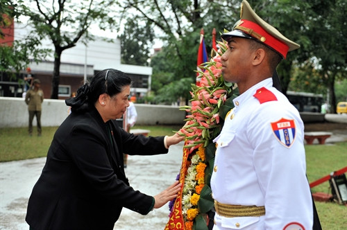 Phó Chủ tịch Quốc hội Tòng Thị Phóng đến dâng hoa tại tượng đài Chủ tịch Hồ Chí Minh ở thủ đô La Habana. Ảnh: Lê Hà - TTXVN