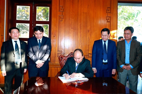 Thủ tướng Nguyễn Xuân Phúc ghi lưu niệm. Ảnh: Thống Nhất-TTXVN