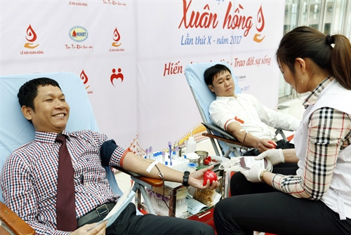 Các tình nguyện viên hiến máu tại Lễ hội Xuân Hồng 2017. Ảnh: Dương Ngọc – TTXVN Các tình nguyện viên hiến máu tại Lễ hội Xuân Hồng 2017. Ảnh: Dương Ngọc – TTXVN