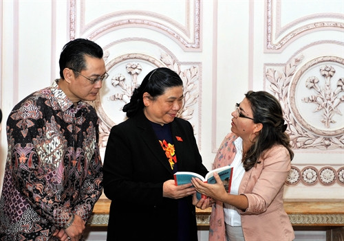 Tiếp tục chuyến thăm chính thức Cuba trong 2 ngày 16 và 17/2/2017, đòng chí Tòng Thị Phóng, Ủy viên Bộ chính trị, Phó Chủ tịch Quốc hội Việt Nam gặp Chủ tịch Viện Cuba hữu nghị với các dân tộc Kenia Serrano. Trong ảnh: Đ/c Kenia Serrano trao tặng đ/c Tòng Thị Phóng cuốn sách tuyển tập những danh ngôn của lãnh tụ Fidel Castro về tình đoàn kết quốc tế. Ảnh: Lê Hà – TTXVN