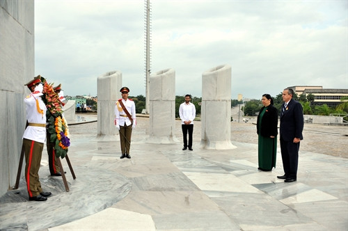 Phó Chủ tịch Quốc hội Tòng Thị Phóng đến dâng hoa tại tượng đài José Martí. Ảnh: Lê Hà - TTXVN